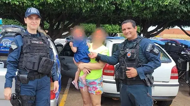 Carro trava portas e polícia resgata criança presa em estacionamento