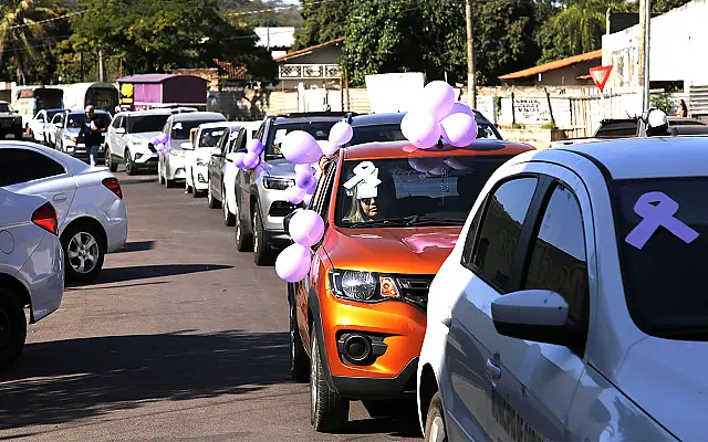 Carreata pelas ruas do Centro marca início da campanha Agosto Lilás em Corumbá