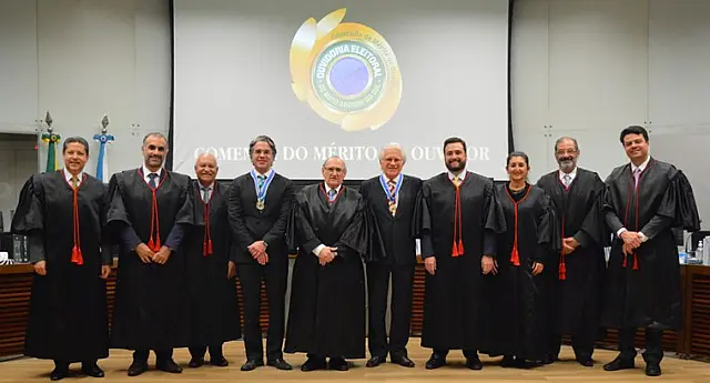 TRE-MS realiza homenagens a autoridades com a Comenda de Mérito ao Ouvidor