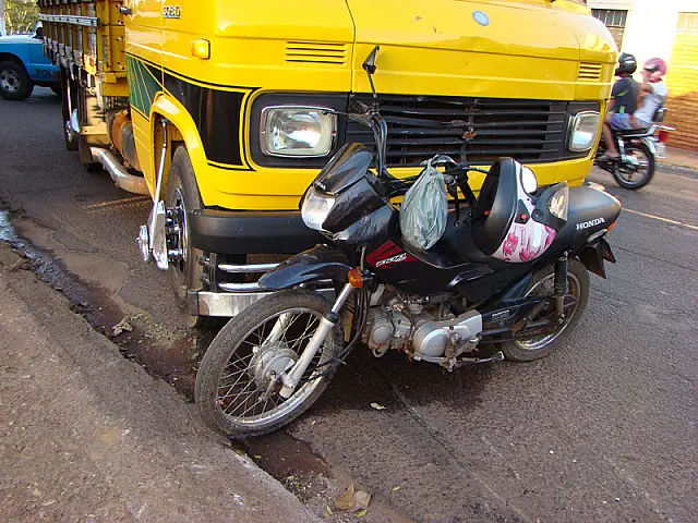 Mulher fica ferida em acidente entre moto e caminhão