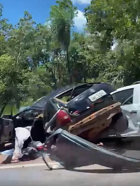 Carros de passeio colidem, uma pessoa morre e outras quatro ficam feridas