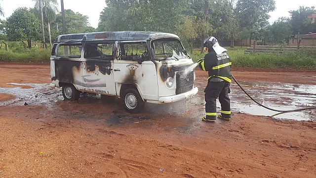 Kombi pega fogo no Nova Aquidauana logo depois de ser abastecida