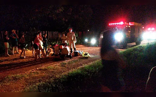 Mulher passa sobre buraco, perde equilíbrio e sofre queda de moto em Aquidauana