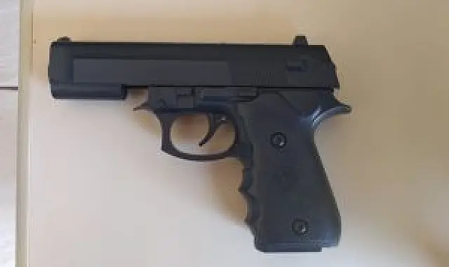Homem usa arma de fogo falsa para ameaçar vítima e acaba preso