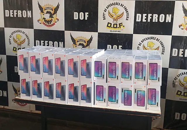 Policiais apreendem caminhonete carregada com 180 celulares Xiaomi