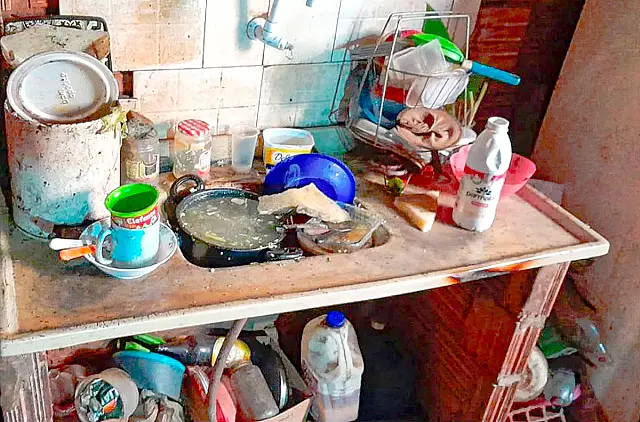 Idosos são resgatados de casa cheia de sujeira e entulhos em MS