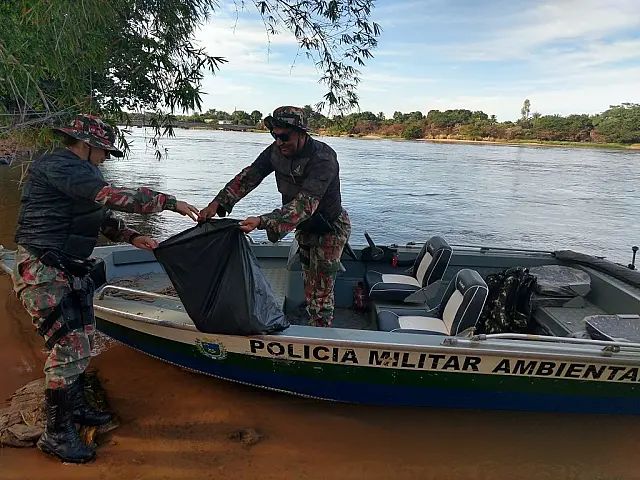 Polícia recolhe varas de pesca durante piracema no Rio Aquidauana
