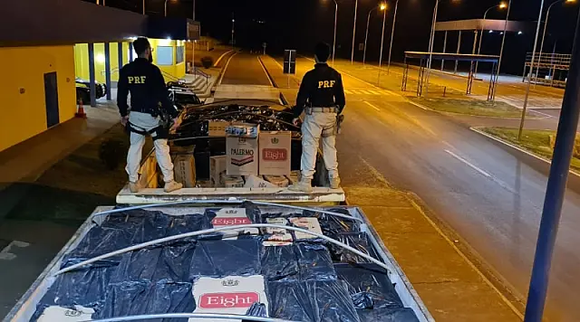 PRF apreende carreta com 450 mil maços de cigarro e 840 produtos contrabandeados