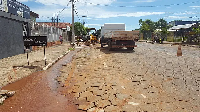 Após cano estourar, bairros de Aquidauana seguem com fornecimento de água interrompido
