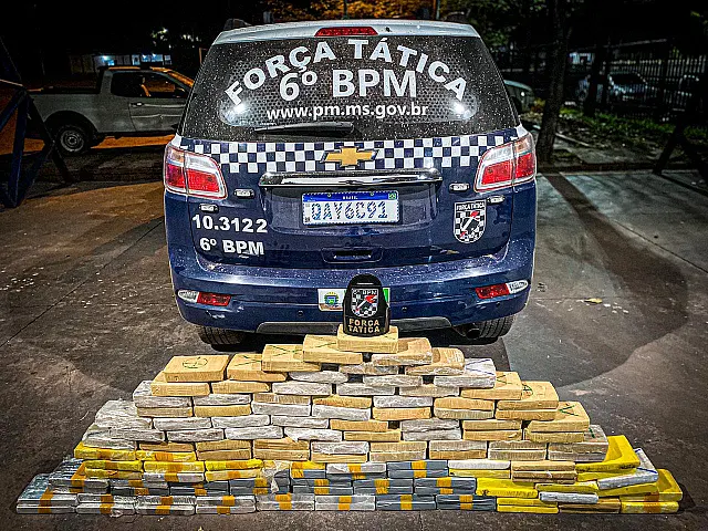 Em estrada vicinal, PM apreende mais de 130 kg de cocaína em carro abandonado por motorista