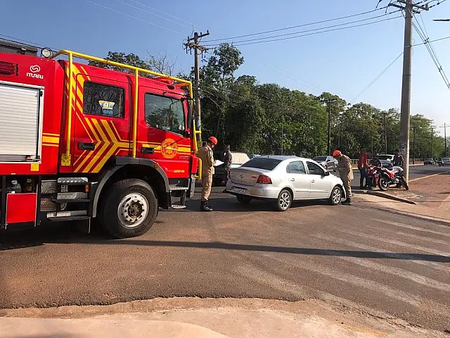 Acidente entre carro e moto mobiliza o Corpo de Bombeiros na ponte nova