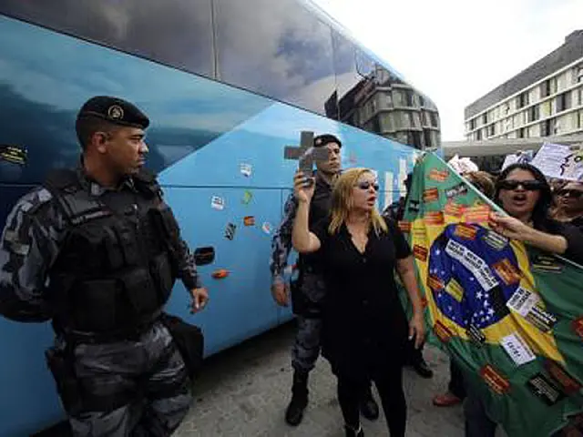 Professores protestam na apresentação da seleção brasileira