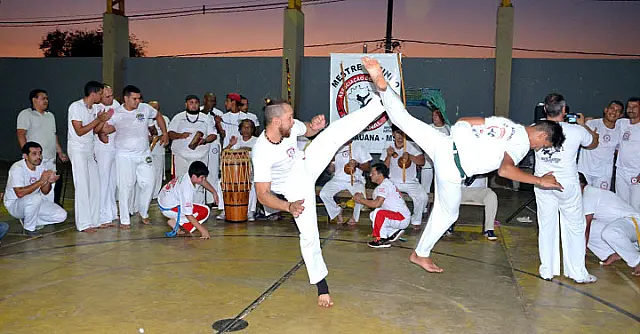 Amigos comemoram e saúdam os 40 anos de capoeira do Mestre Ratinho