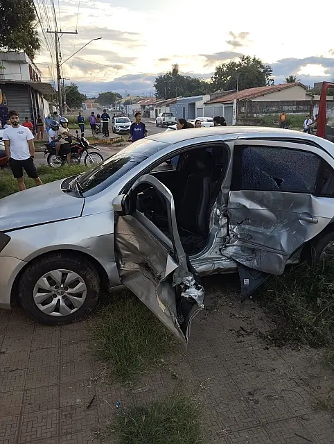 Acidente entre dois carros deixa mulher ferida em Corumbá