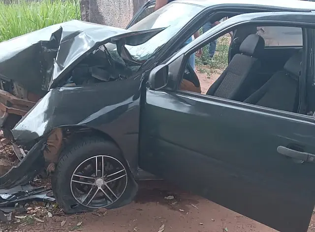 Motorista perde controle e bate veículo contra muro em Aquidauana