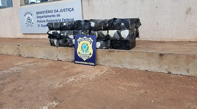 Motorista abandona carro com 306 quilos de maconha e foge a pé