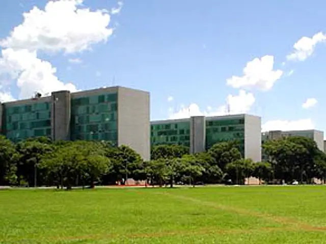 Um em três ministros recebe auxílio-moradia