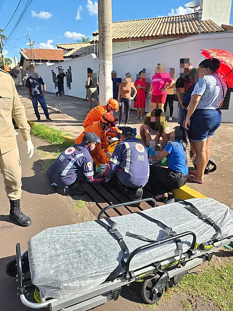 Mãe e filha ficam feridas em colisão entre carro e moto em Corumbá