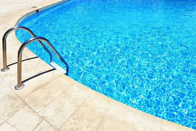 Menina é estuprada por convidado durante festa na piscina