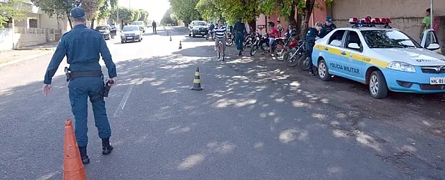 Durante 3 blitze simultâneas, PM prende foragido e flagra condutores sem CNH