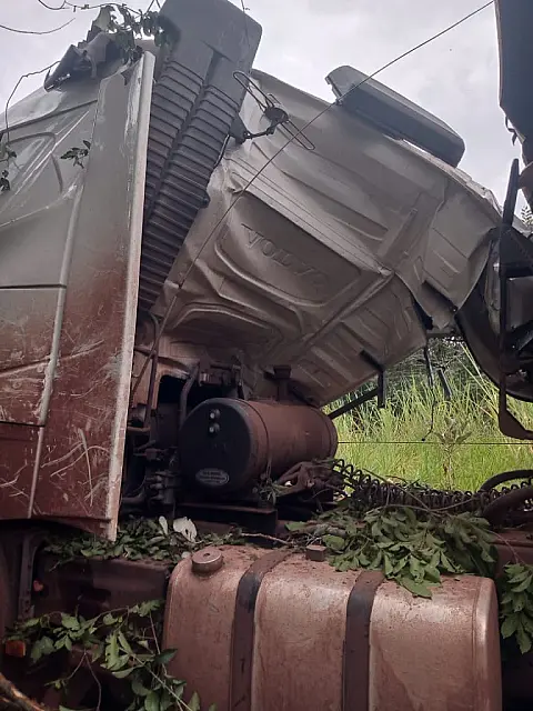 Motorista perde controle de caminhão e invade fazenda próximo ao trevo de Palmeiras