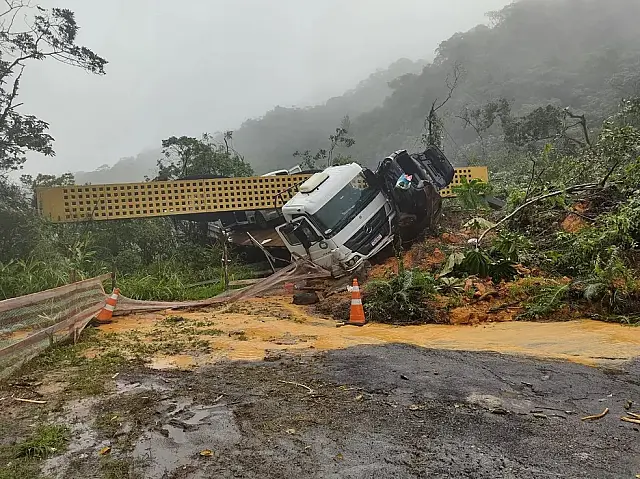 Deslizamento de terra arrasta 21 veículos e número de desaparecidos é incerto no PR