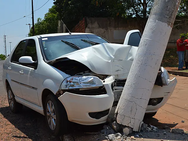 Mulher perde controle de direção e bate carro em poste