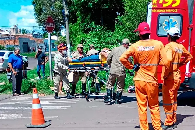 Acidente entre carro e moto deixa duas mulheres feridas em rua movimentada