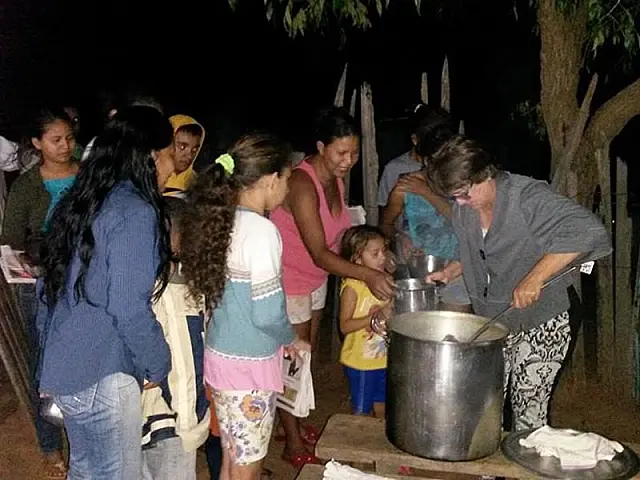 Grupo Anjos da Noite leva alimento e amparo aos necessitados