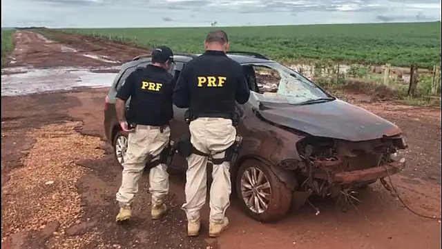 Após fuga e capotamento, PRF apreende menor com 358kg de maconha