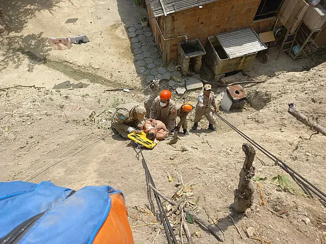 Durante poda de árvore, idoso tem mal súbito e cai de quase 10 metros de altura