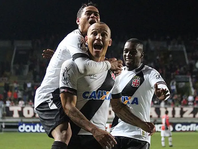Vasco despacha o Joinville e dispara na liderança da Série B