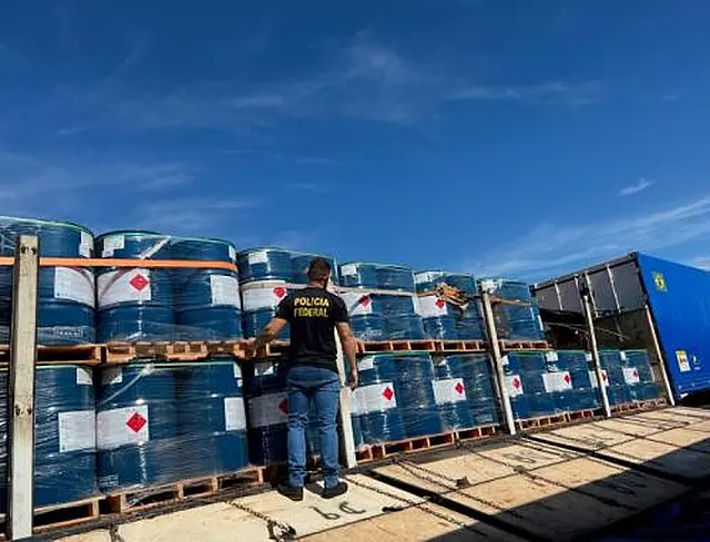 Essencial na produção de cocaína, 231 toneladas de acetato de etila é apreendido