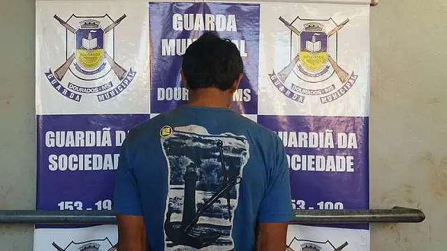 Estudante acorda com homem furtando sua casa