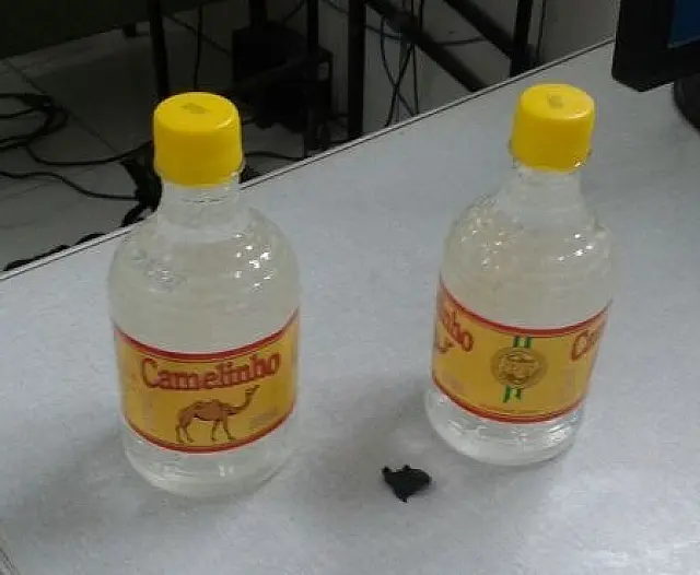 Sem CNH e bêbado, homem é preso pilotando Biz com cachaça camelinho