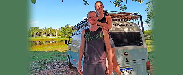 Casal decide viajar pelo Brasil em uma Kombi