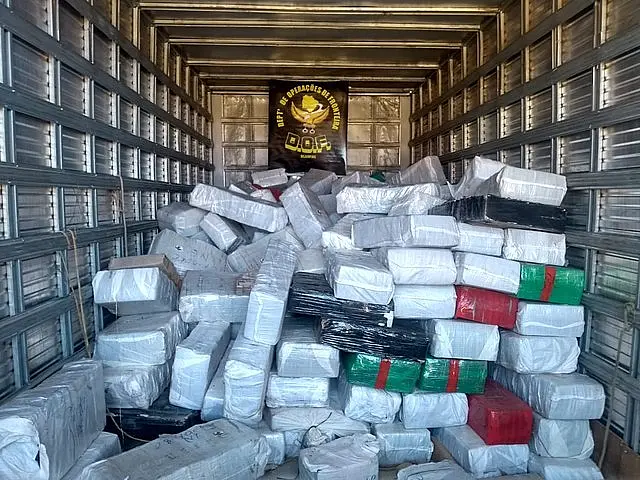 Polícia de fronteira faz maior apreensão de maconha do ano: 8 toneladas em entreposto do tráfico