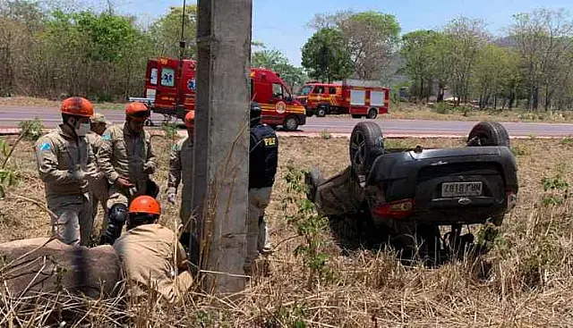 Motorista perde controle de direção e capota Ford Ka na BR-262