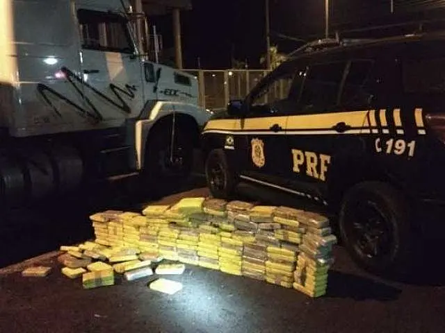 PRF apreende 159,6 quilos de cocaína escondidos em carga de ferro