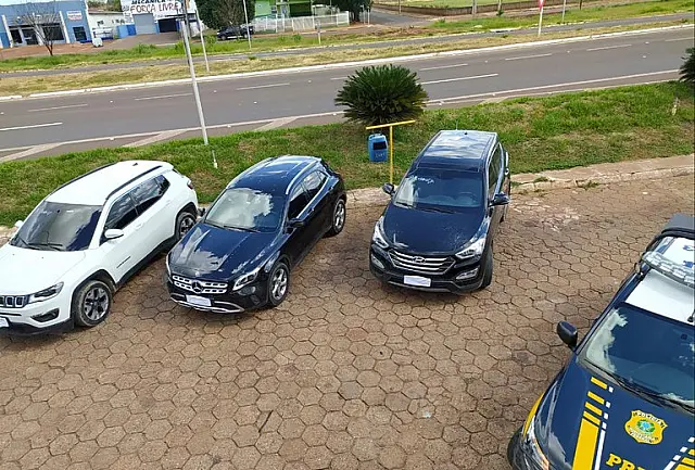 No MS, PRF flagra cegonha transportando três veículos roubados