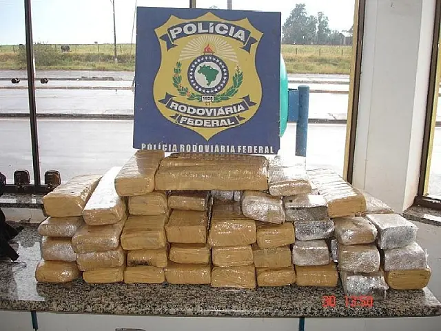 Pedreiro é preso com maconha em ônibus na BR-463