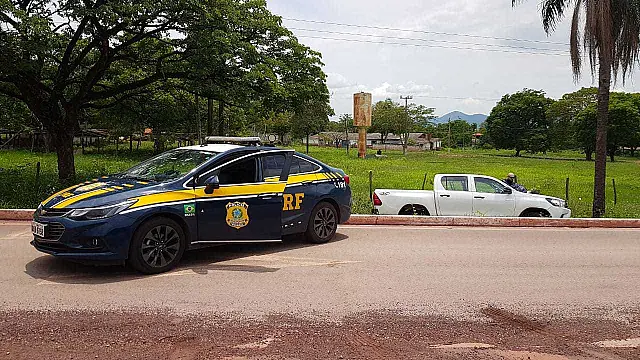 Motorista tenta fugir da PRF na BR-262, cai em barranco e acaba preso