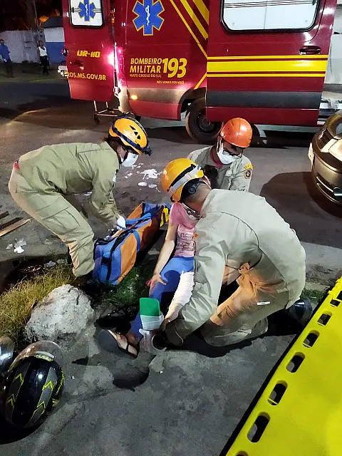 Colisão entre carro e moto deixa mulher ferida em Corumbá
