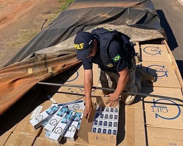PRF apreende caminhão com 552 mil maços de cigarro em Guia Lopes da Laguna