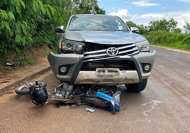 Acidente envolvendo caminhonete e moto deixa motociclista ferido em Aquidauana