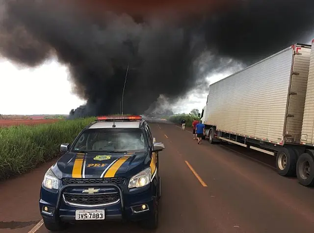 Caminhão pega fogo após colisão na BR-163 e uma pessoa morre