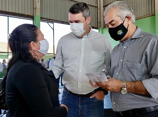 Famílias comemoram recebimento do cartão Mais Social