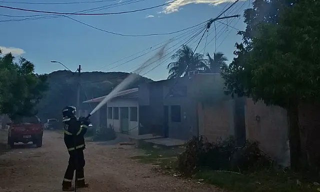 Incêndio em rede elétrica atinge quadra inteira e deixa parte do bairro de Ladário sem energia
