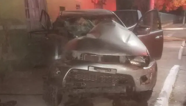 Após pegar caminhonete escondido, adolescente sofre acidente e deixa um ferido