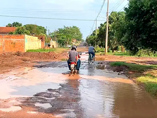 Rua fica alagada após chuva e dificulta trânsito de motoristas em Anastácio